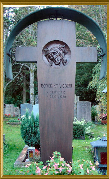 Grabmal mit Corpus als Relief